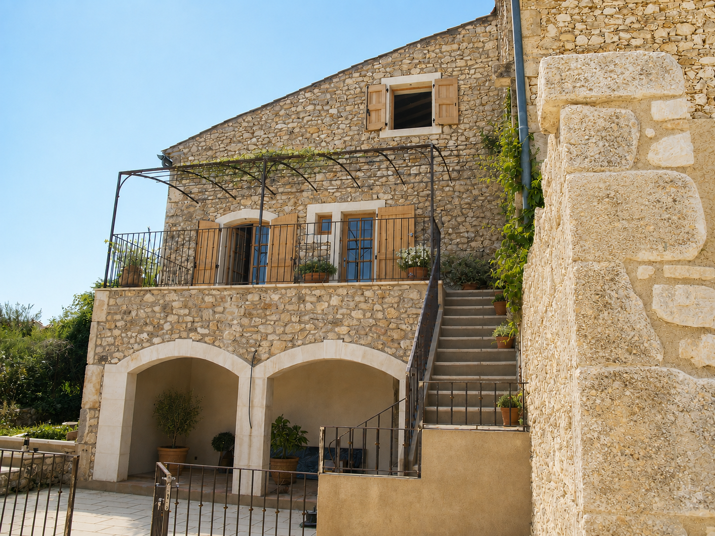 Rénovation d'un mas en pierre dans le Gard