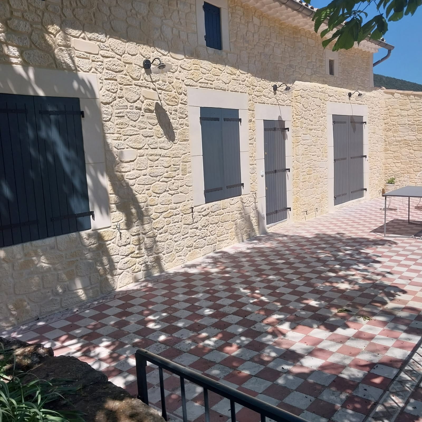 Volets et fenêtres bois — mas provençal — détail 2