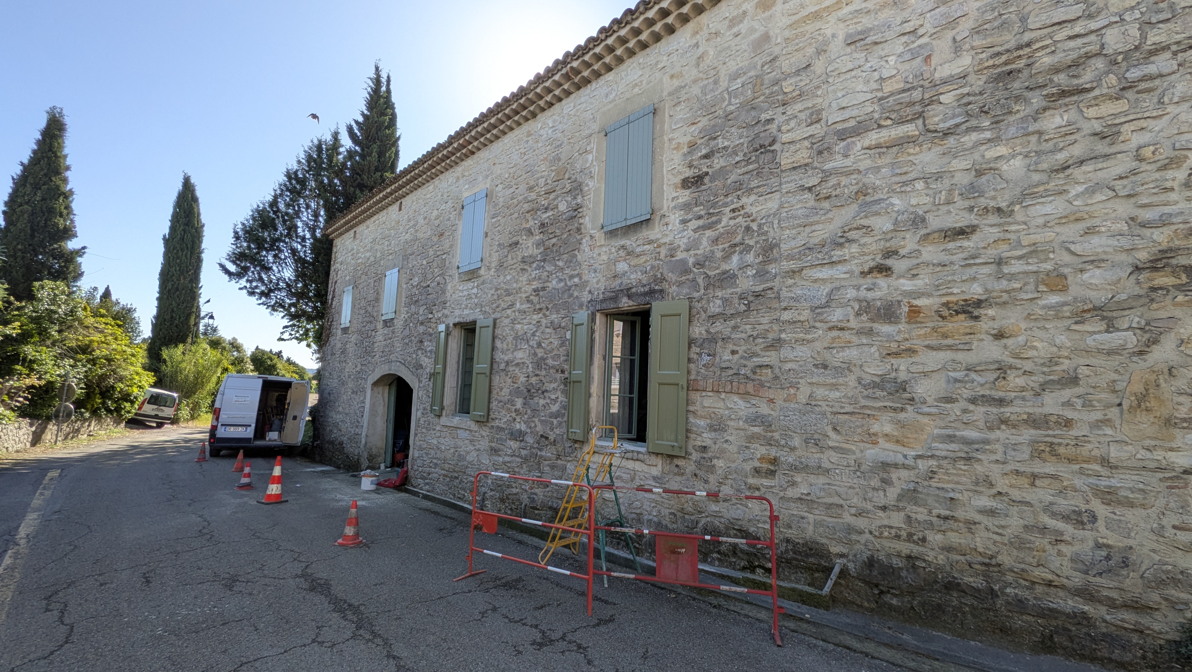 Volets battants en bois — bâtisse en pierre à Quissac